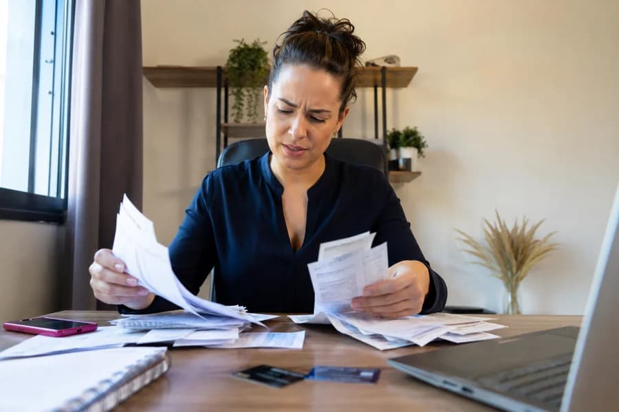 Dono de pequeno negócio separando dinheiro da empresa e pessoal