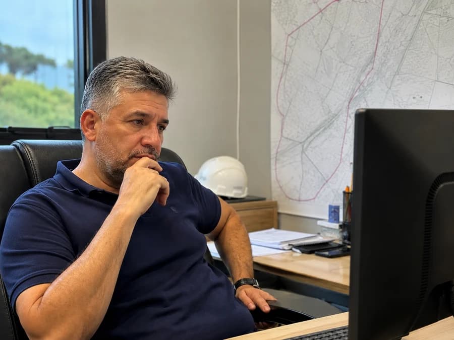 Empresária pensativa diante do computador, sem clareza dos números